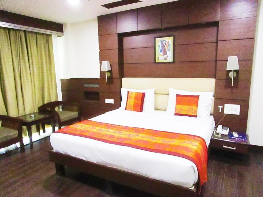 แฟ็บโฮเทล แอดไมร์ สวีท Hotel นิวเดลี ภายนอก รูปภาพ