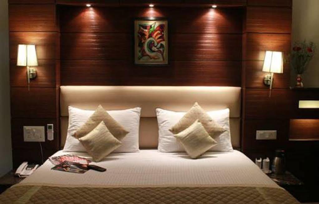 แฟ็บโฮเทล แอดไมร์ สวีท Hotel นิวเดลี ภายนอก รูปภาพ